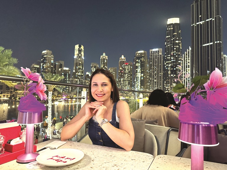 Fatma Dursun Ödül Töreninden Sonra Başarisini Dubai’yi Gezerek Kutladi  